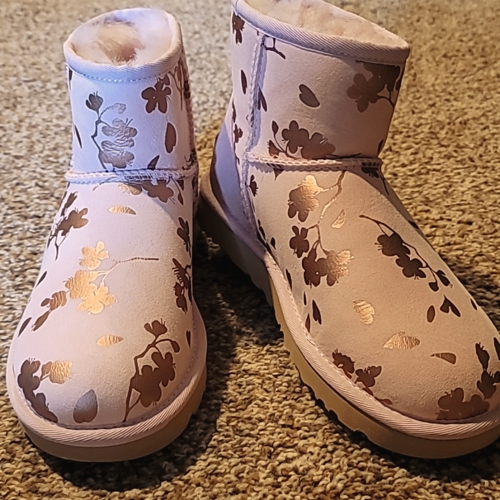 Beautiful blush Uggs size 6 women's